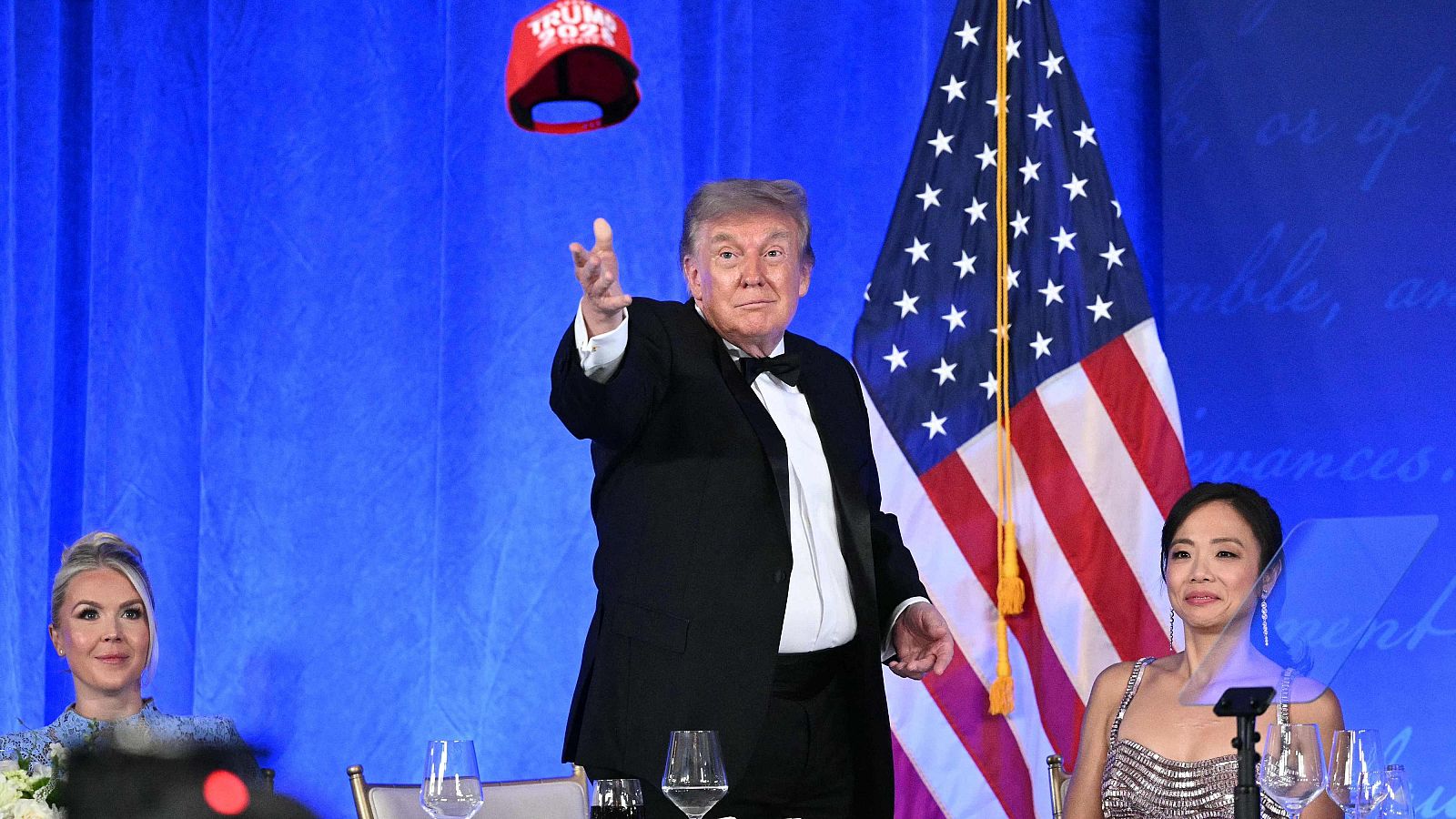Trump vuelve a la cena de corresponsales y bromea con seguir en la Casa Blanca más allá de 2029