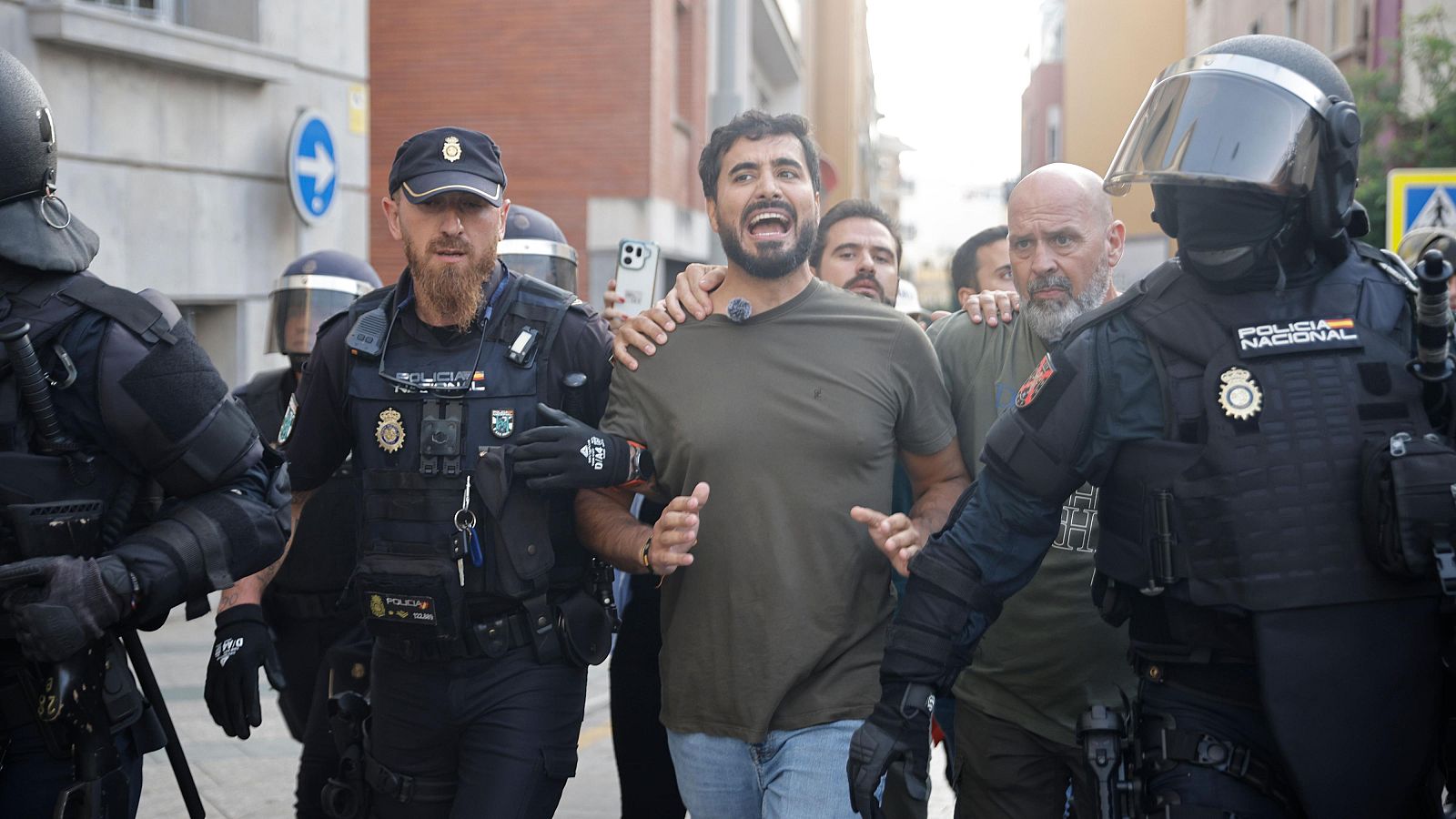 Ceuta expulsa a gritos a Alvise Pérez y al Núcleo Nacional: "Fuera, fascistas"