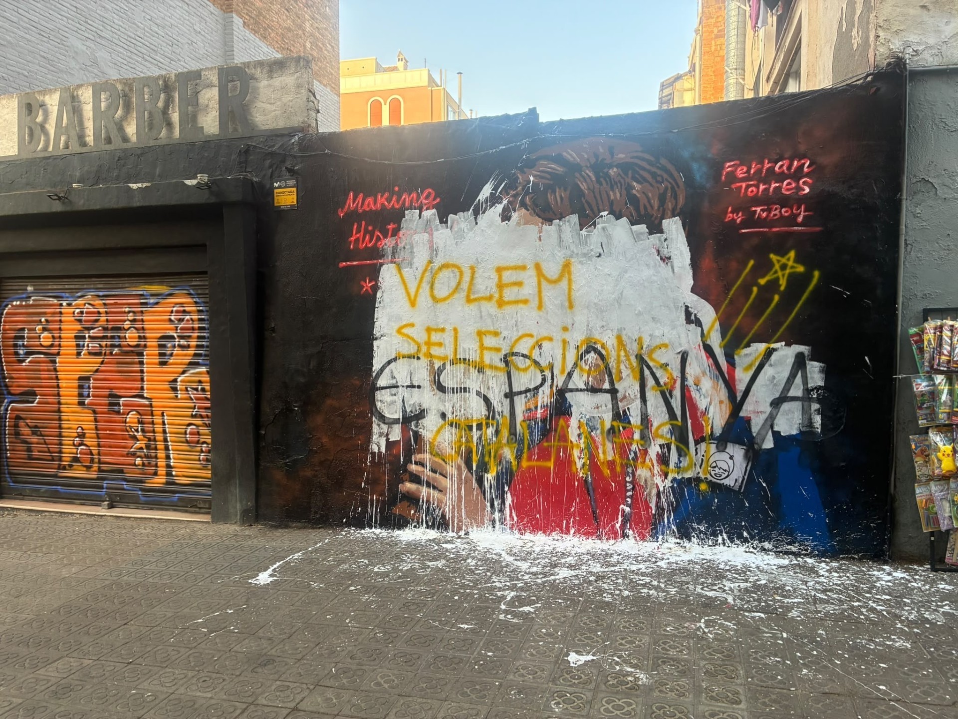 Pintadas independentistas sobre el mural de Ferran Torres en el barrio de Gràcia