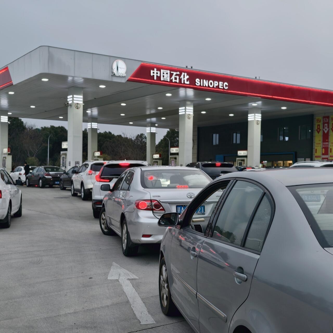 Pekín limita la subida de gasolina y diésel ante la presión internacional.