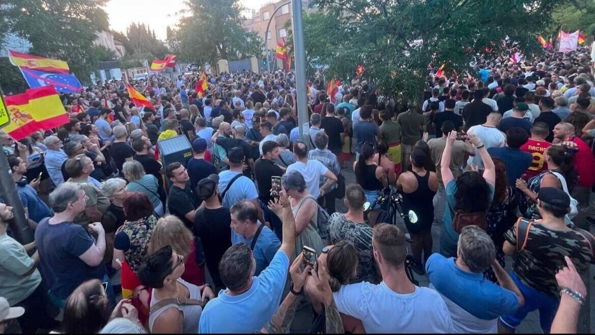Cerca de 1.200 personas protestan frente a la embajada de Marruecos en Madrid por la crisis de Ceuta