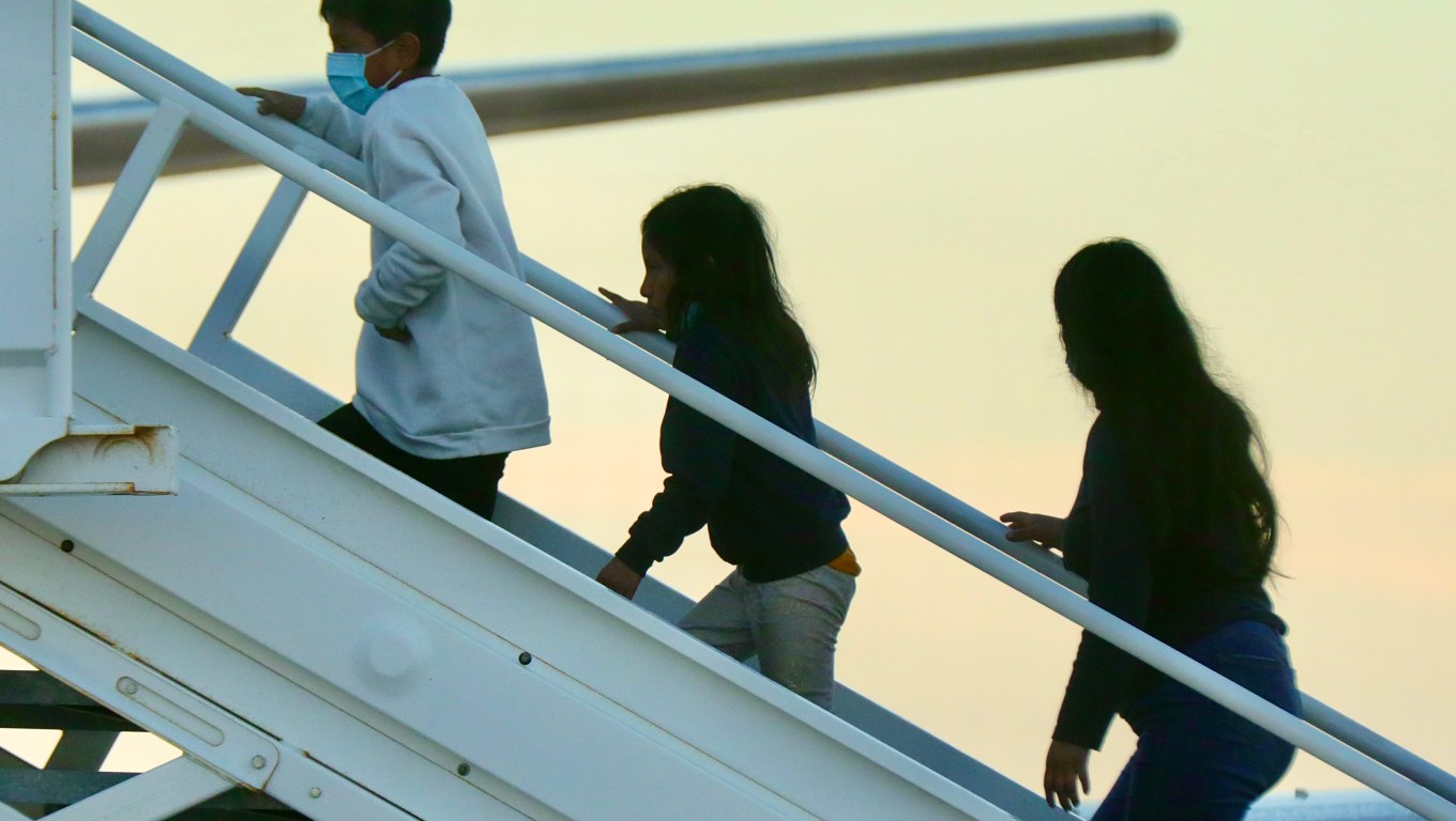 Liberan a mujer hispana y la dejan sin documentos ni dinero en San Antonio.