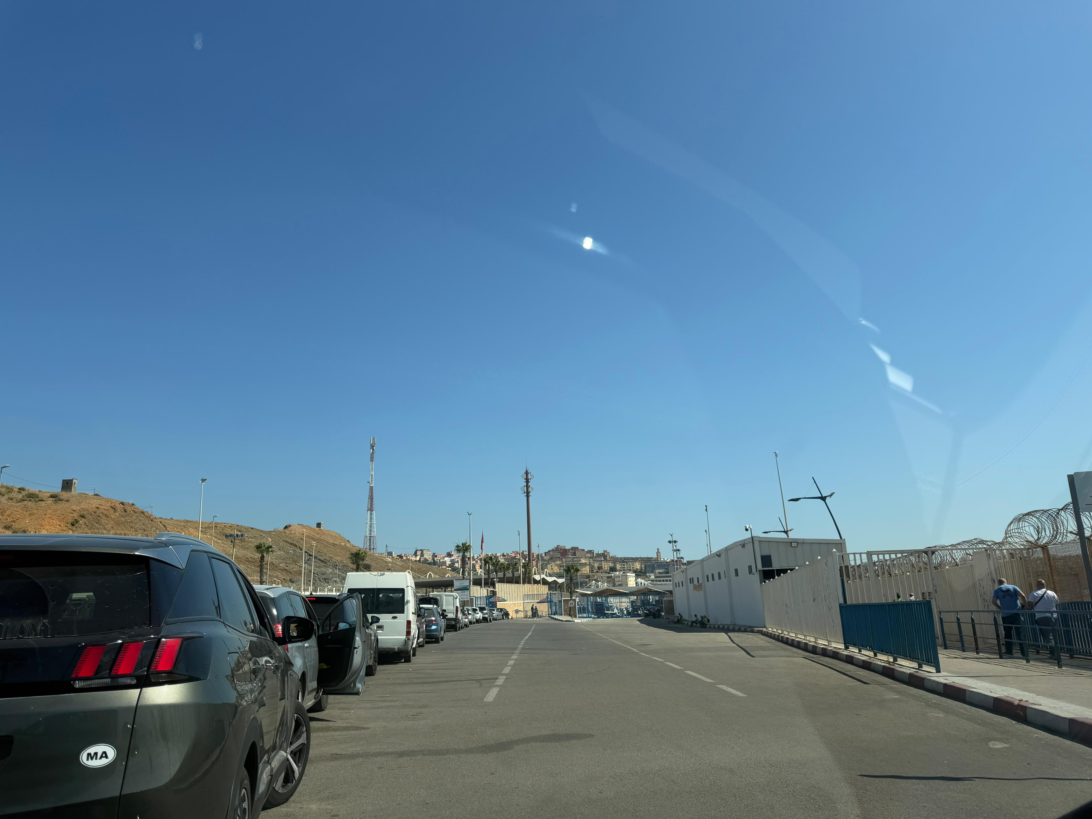 Bab Sebta se moderniza, pero la espera continúa.