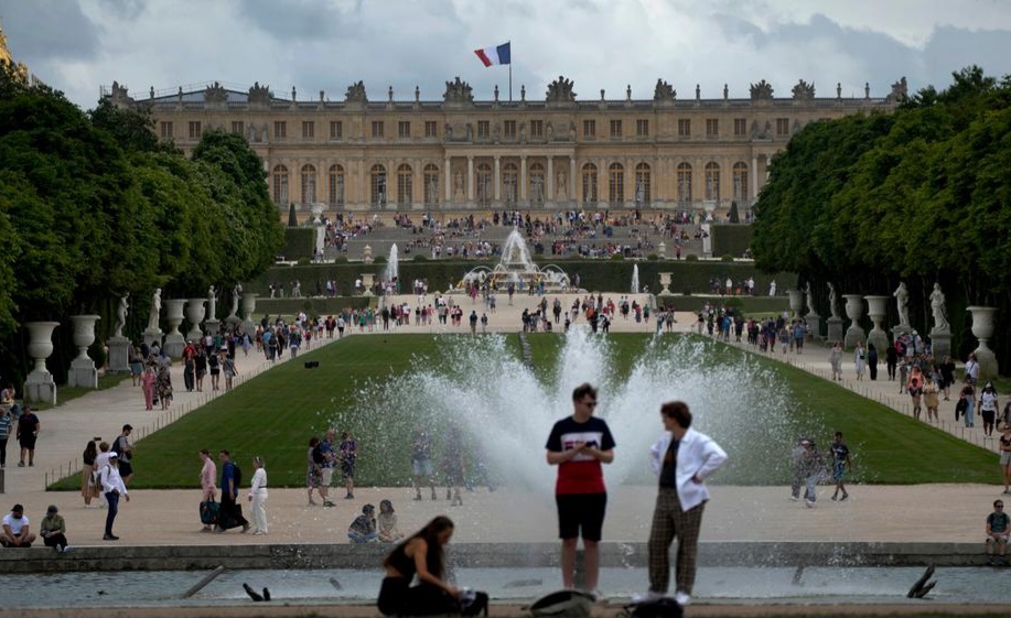 El presidente de Versalles toma las riendas del Museo del Louvre.