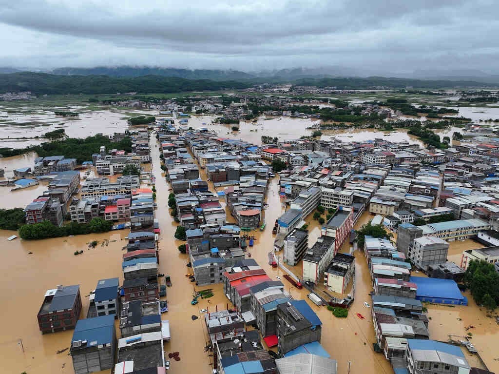 China bajo el agua y el viento: tornados en Hubei, tifón Maysak y un deslizamiento dejan al menos 20 muertos en tres regiones.