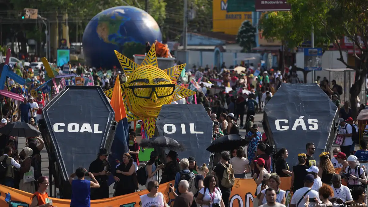 Indígenas y activistas lideran masiva marcha durante la COP30 en Brasil