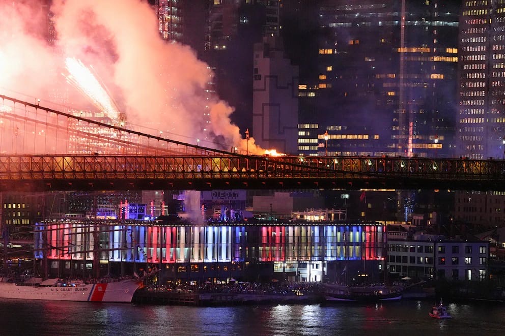 EEUU celebra 250 años entre tormentas, calor extremo y el incendio del puente de Brooklyn en plena fiesta nacional.