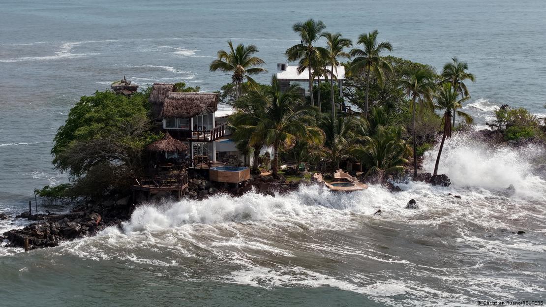 El huracán Polo golpea Baja California Sur con fuertes vientos y oleaje.