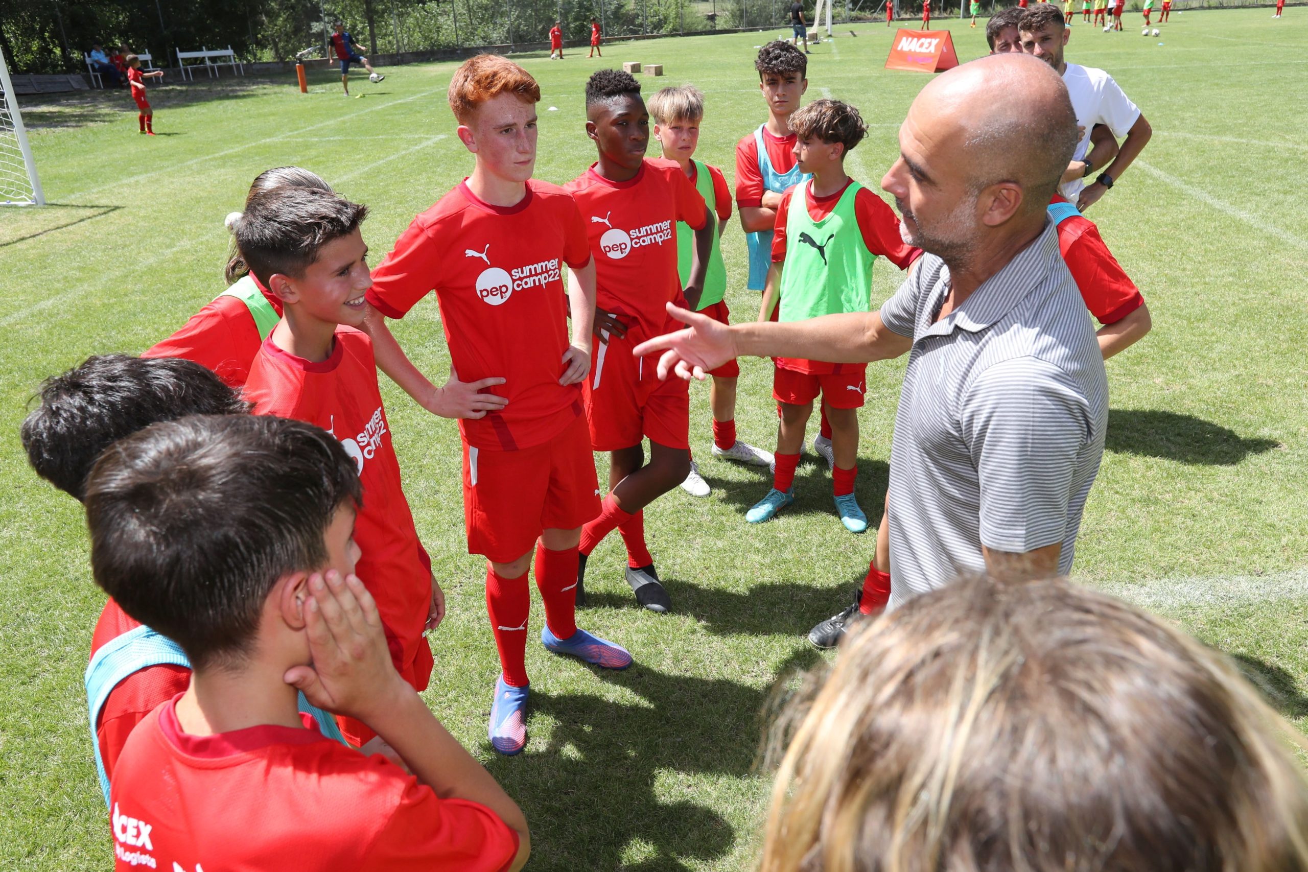 Pep Guardiola recibe a 28 niños palestinos en su campus de verano
