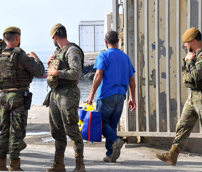España busca acelerar la devolución de migrantes de Ceuta.