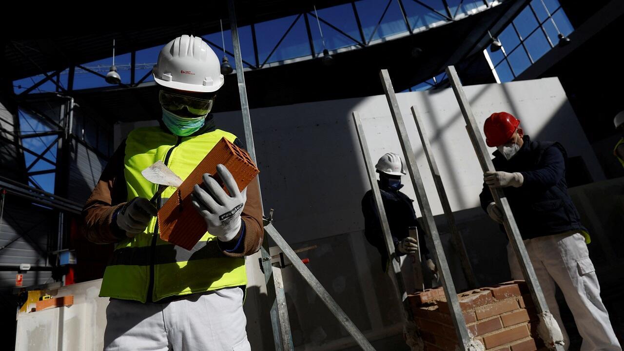 El Gobierno español prepara un aumento del 5 % del salario mínimo.