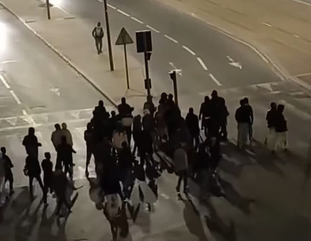 Migrantes irregulares generan disturbios y obligan a intervenir a la policía en Casablanca.