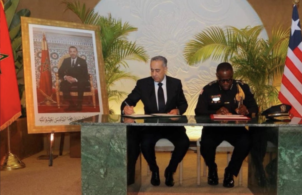 Abdellatif Hammouchi y Gregory Coleman rubrican un memorando de entendimiento en Rabat.