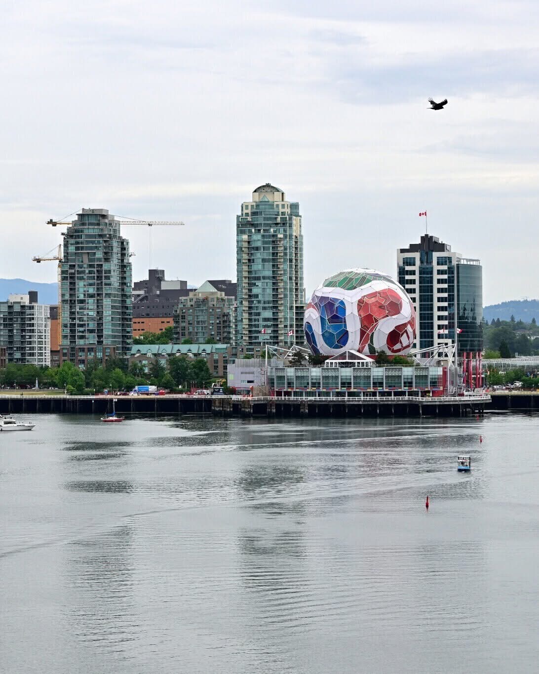 Vancouver se viste de Mundial con un gigantesco balón sobre su skyline