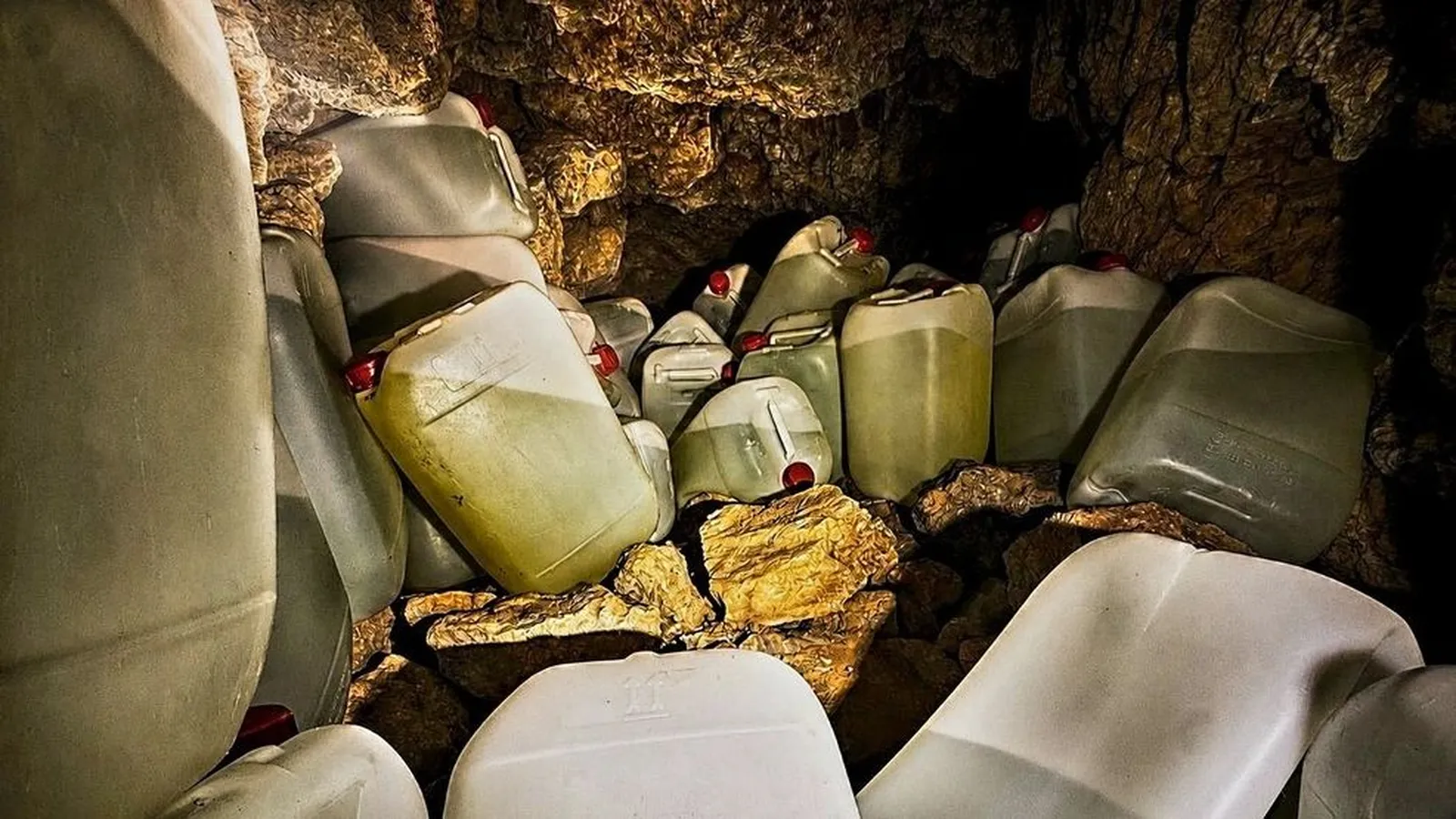 Cuevas de Gibraltar escondían combustible destinado presuntamente a narcolanchas.