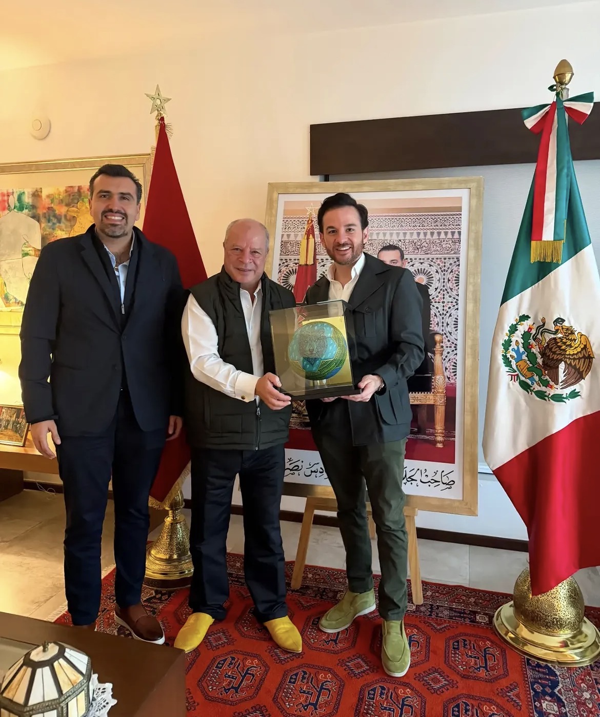 Embajada de Marruecos en México recibe una pieza artística que fusiona deporte y tradición.