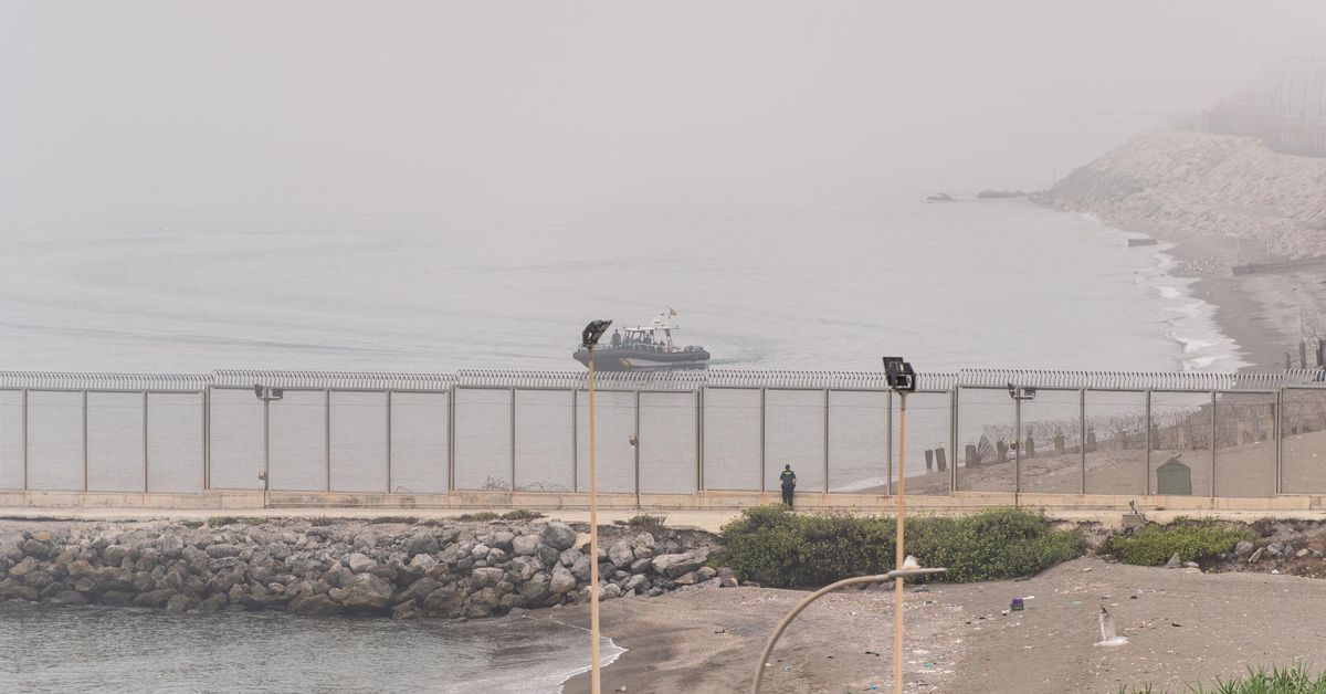 La presión migratoria vuelve a Ceuta: aumentan los intentos de menores por llegar a nado.