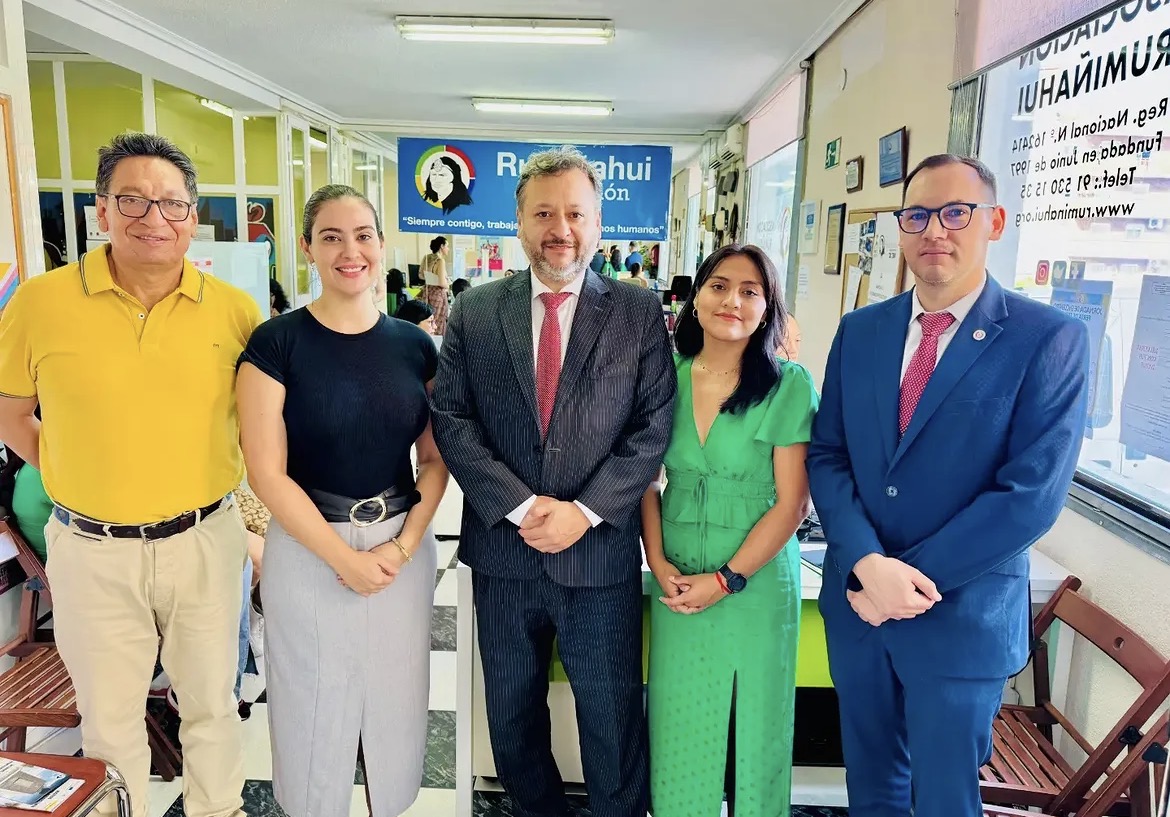 La Asociación Rumiñahui y el Consulado de Paraguay fortalecen su cooperación en favor de los migrantes.