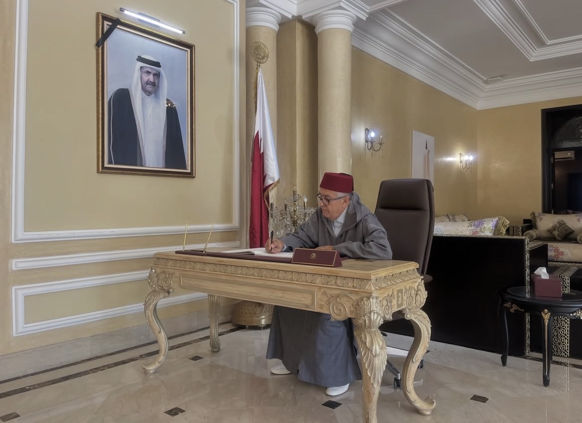 El embajador de Qatar en Marruecos recibe mensajes de pésame en Rabat.
