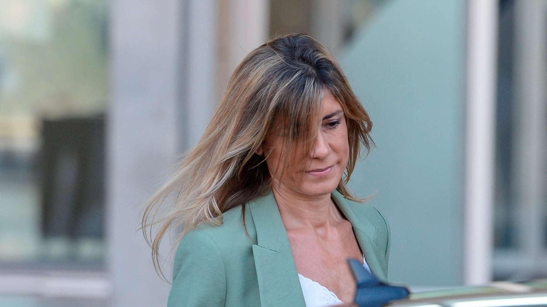 Begoña Gómez deberá demostrar que solo viajó al Reino Unido con el pasaporte autorizado.
