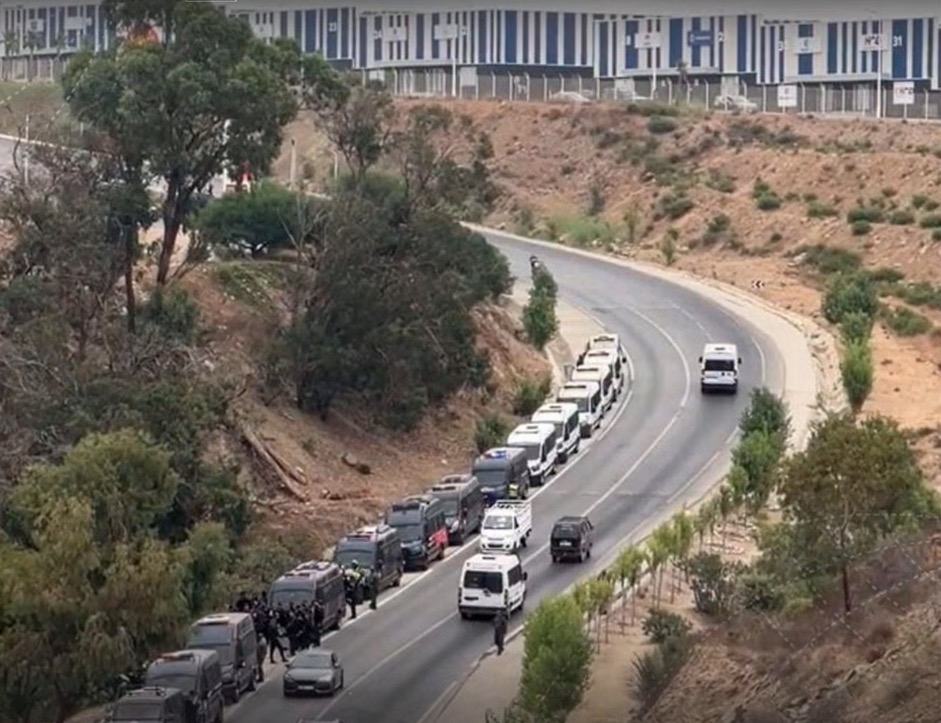 Marruecos frena un intento de entrada colectiva hacia Ceuta con un amplio despliegue de seguridad.