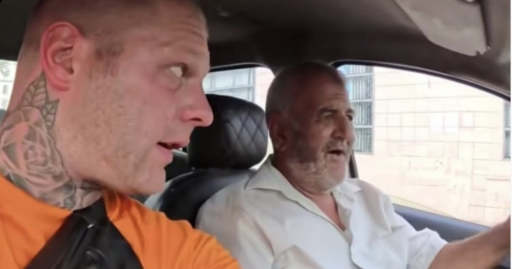 Tetuán: un taxista da una lección de honestidad y honor y sorprende a un turista holandés.