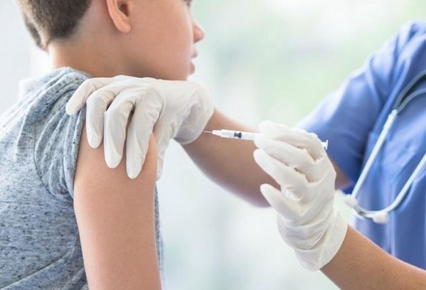 La aparición de casos de difteria aumenta la preocupación en los centros educativos y lleva a las familias a comprobar la vacunación de sus hijos.