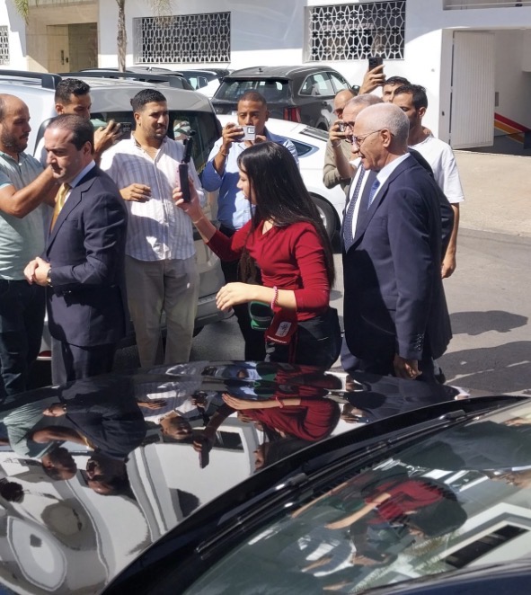 La dirección del RNI llega a la sede del PAM para las consultas sobre el nuevo Gobierno.