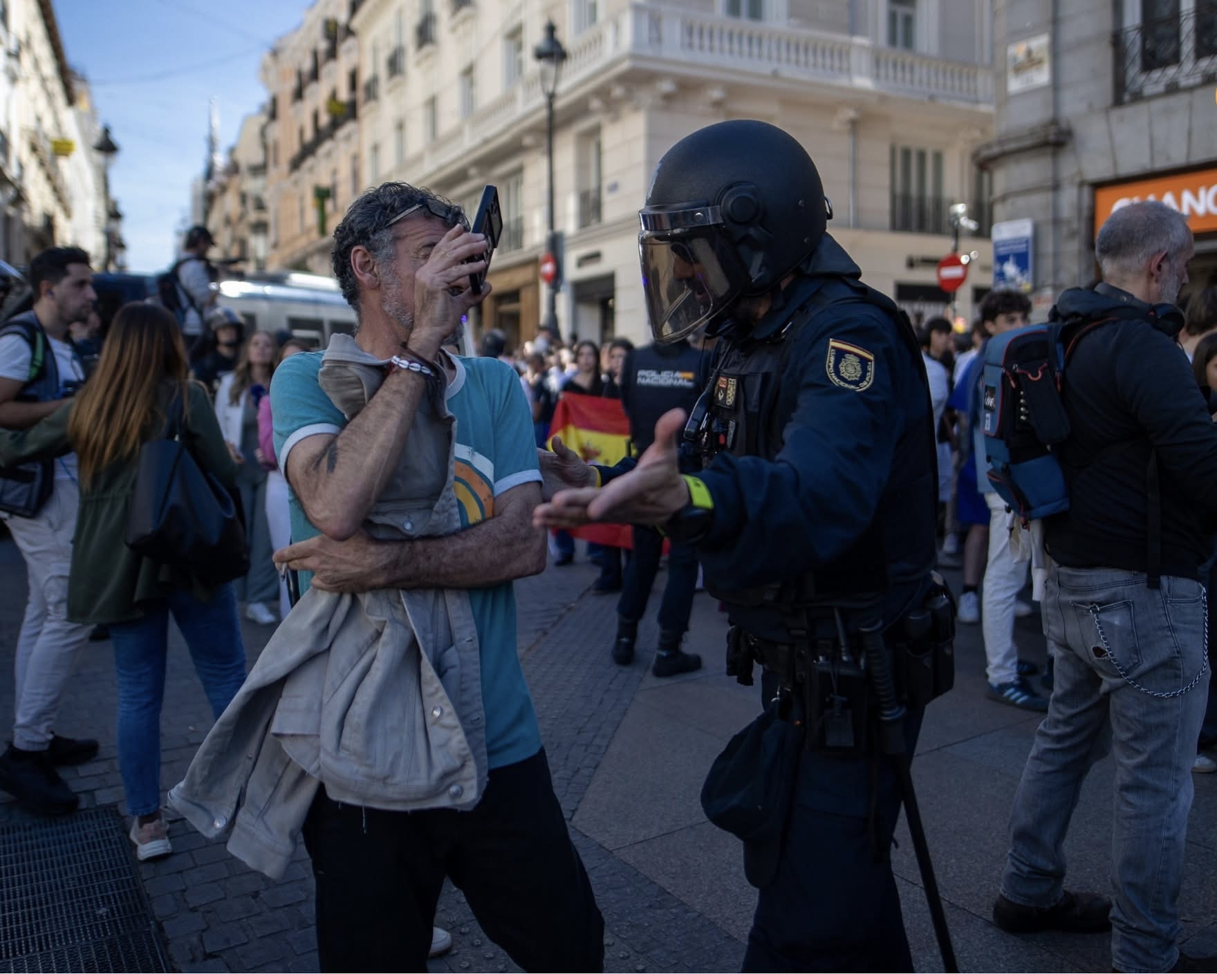 Ceuta recibe a Felipe VI mientras la Puerta del Sol vive una nueva jornada de tensión por la vivienda.