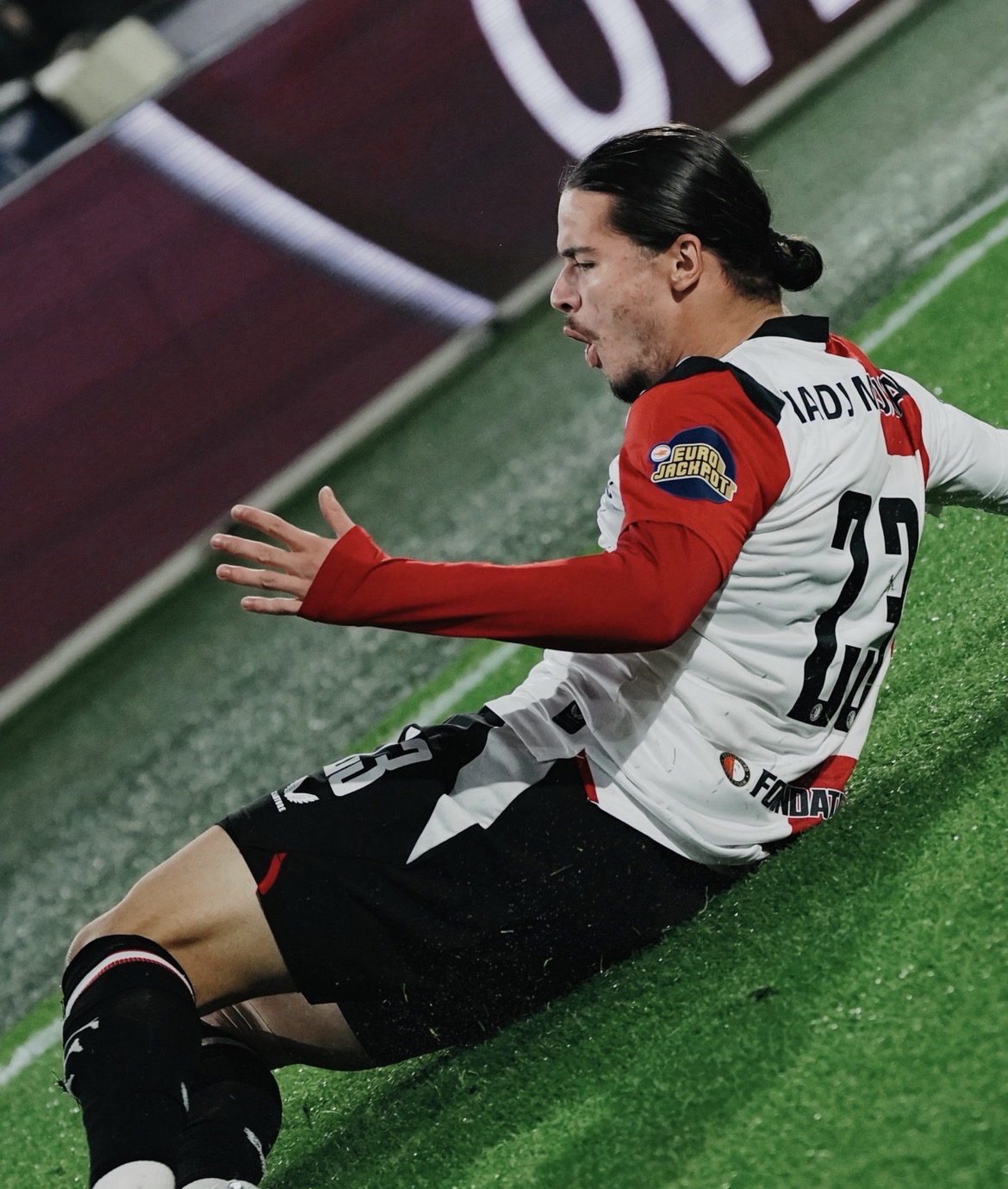 El Feyenoord remonta al Como de Cesc Fàbregas y suma sus primeros puntos en la Champions.