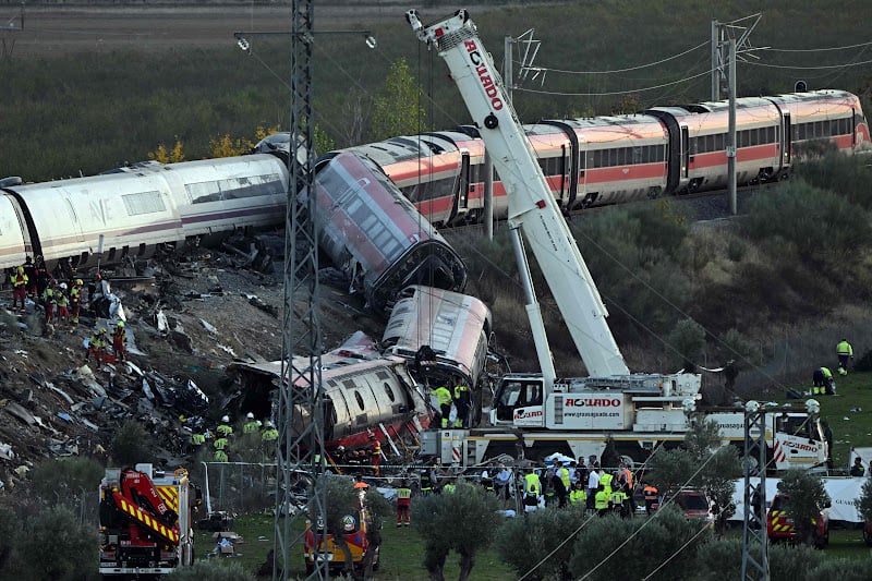Los equipos de rescate buscan más víctimas entre los restos de los trenes siniestrados en Toledo.