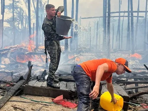 Incendio de gran magnitud consume un complejo turístico en el Caribe colombiano.
