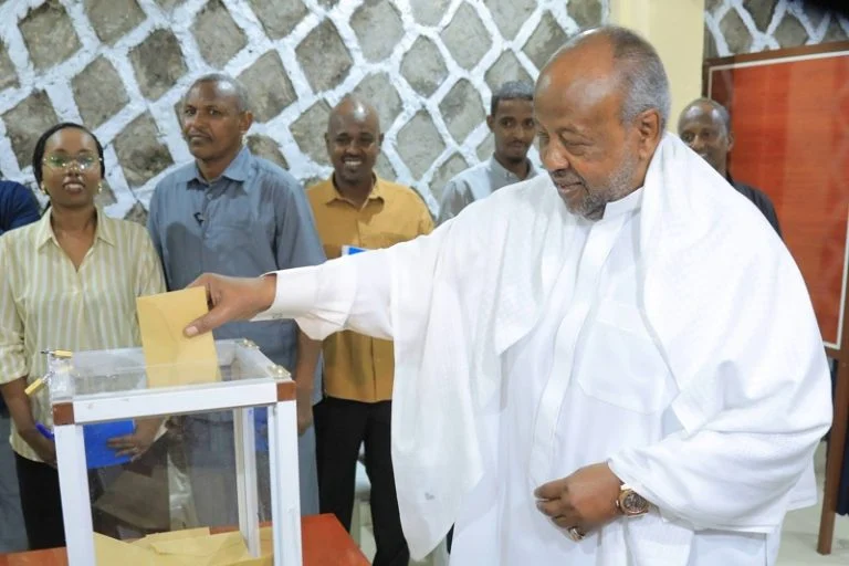 Su Majestad El Rey Mohammed VI felicita a Ismaïl Omar Guelleh por su reelección en Yibuti.