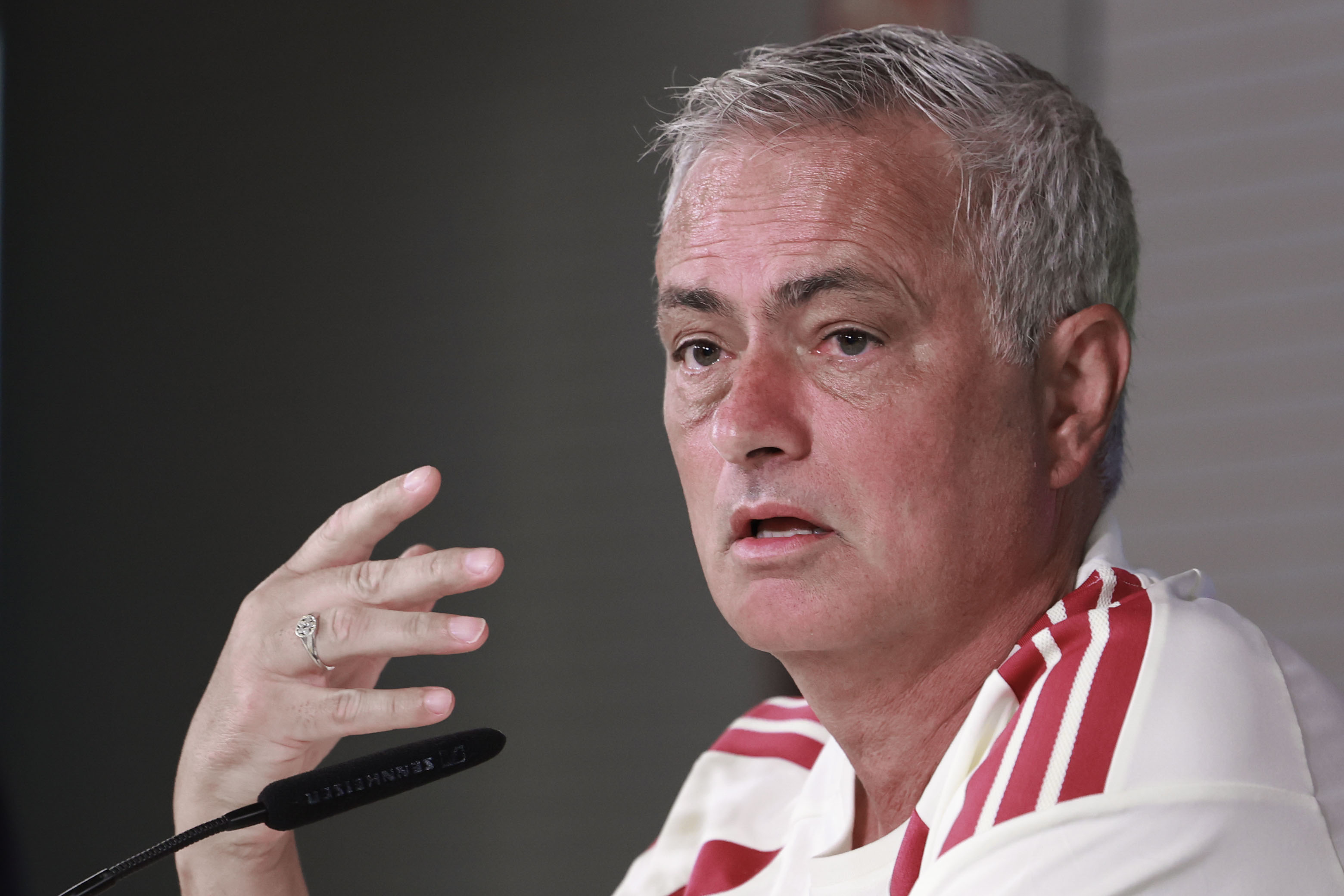 Mourinho exige explicaciones por el penalti no repetido y la tarjeta a Vinícius