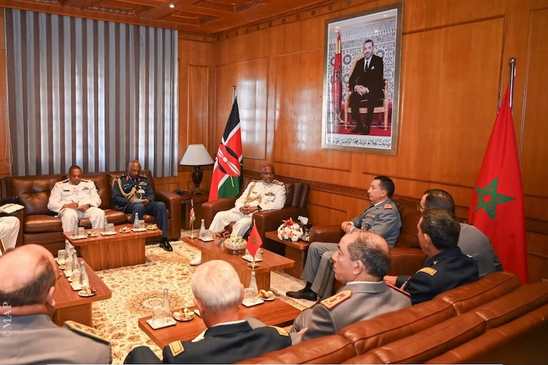 Visita de la delegación militar keniana refuerza cooperación bilateral en defensa.