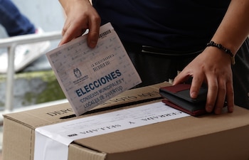 Los partidos tradicionales de Colombia renuncian a candidato propio para la Presidencia.