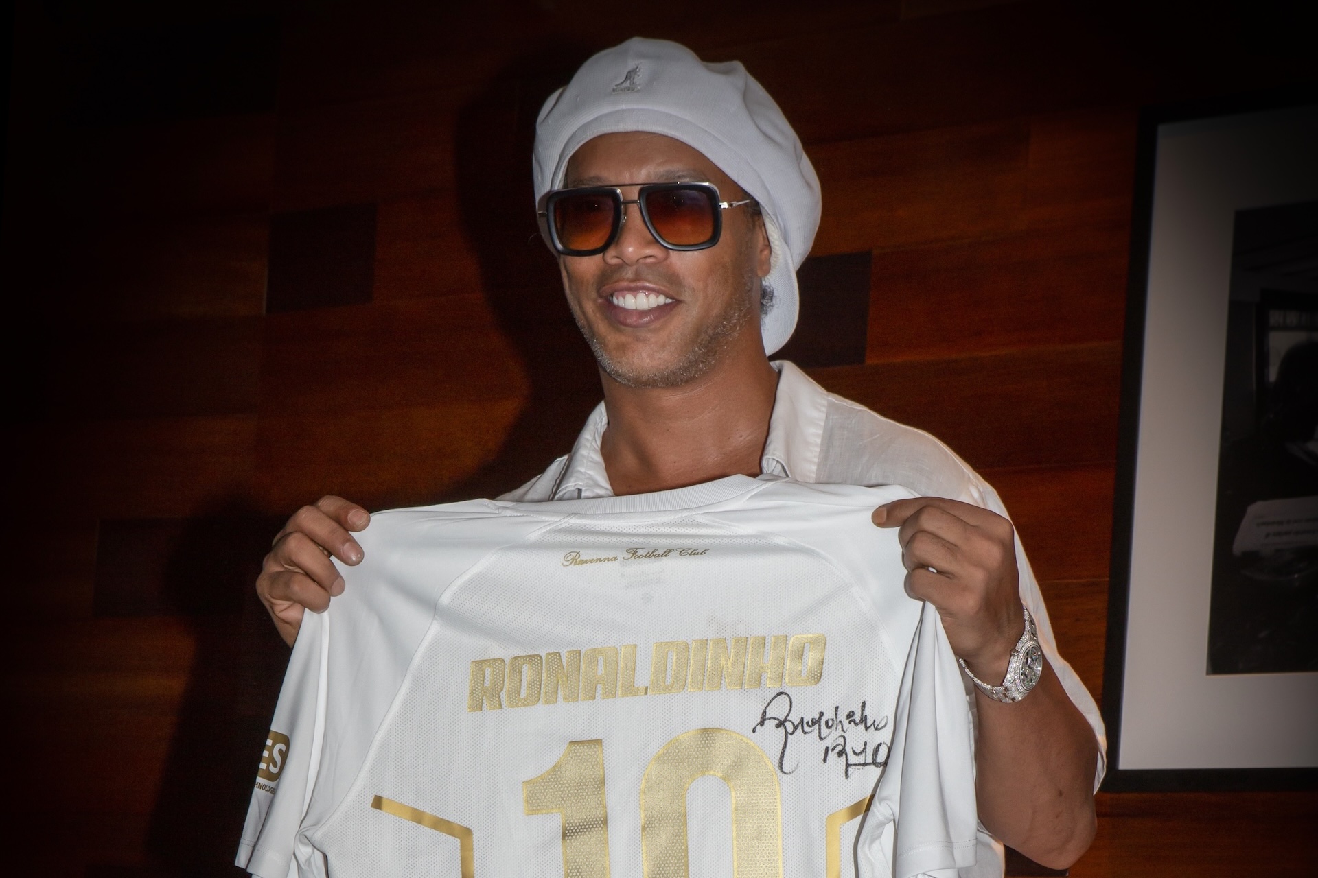Ronaldinho vuelve al fútbol profesional once años después en la liga italiana
