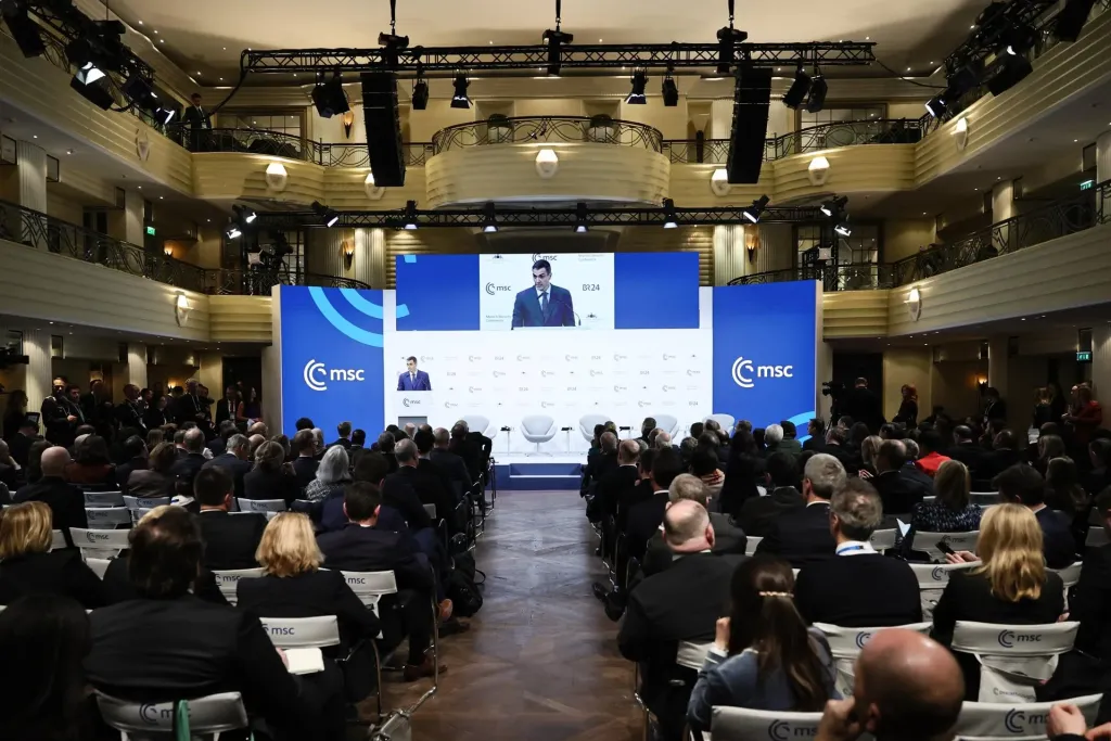 Sánchez llama a impedir una nueva carrera nuclear “mientras aún sea posible”.