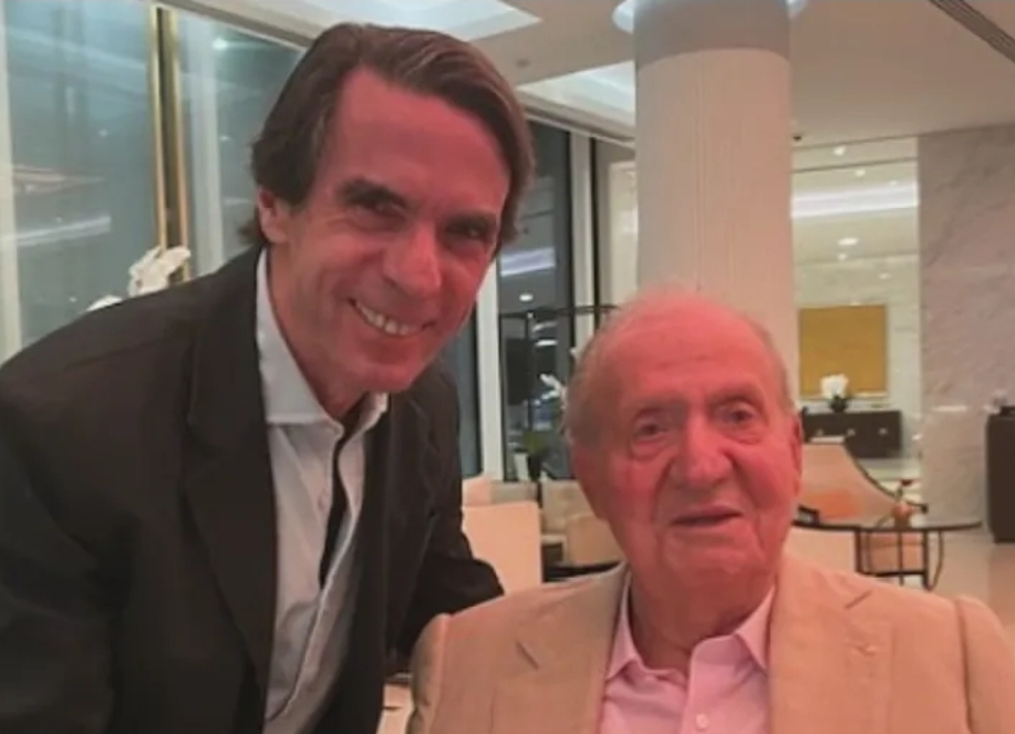 Aznar se reúne con Juan Carlos I en Abu Dabi en plena conmemoración de la Constitución.
