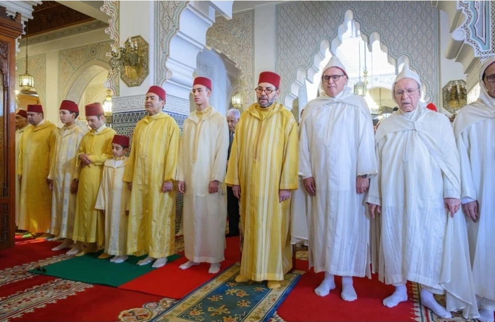 Su Majestad el Rey Mohammed VI celebra el Eid al-Fitr en la mezquita Ahl Fès y recibe felicitaciones.