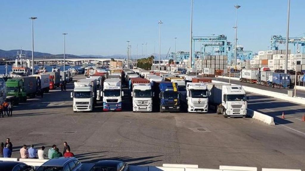 La normativa de 200 litros enfrenta a camioneros marroquíes con las autoridades españolas