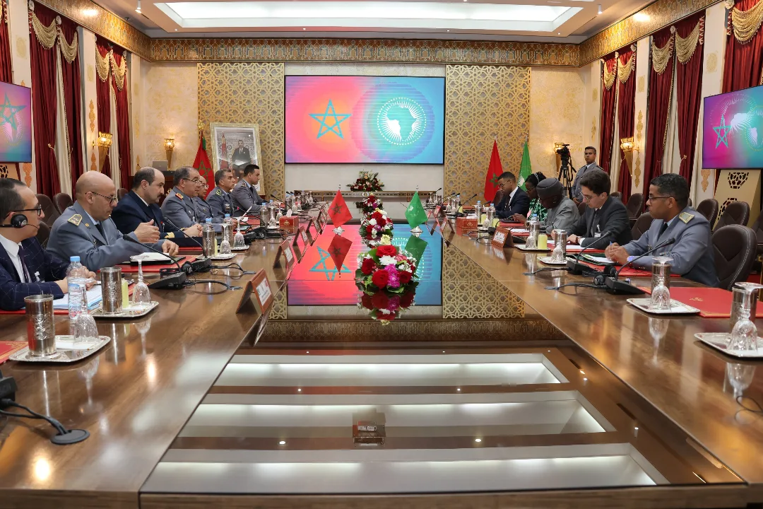 #التعاون_العسكري_المغربي في إطار تعزيز الشراكات الإفريقية في قضايا السلم والأمن، يواصل مفوض الا (3).webp