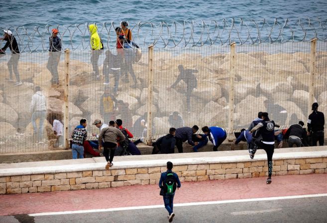 Cerca de 200 migrantes intentan alcanzar Ceuta a nado durante las celebraciones del Mundial en España