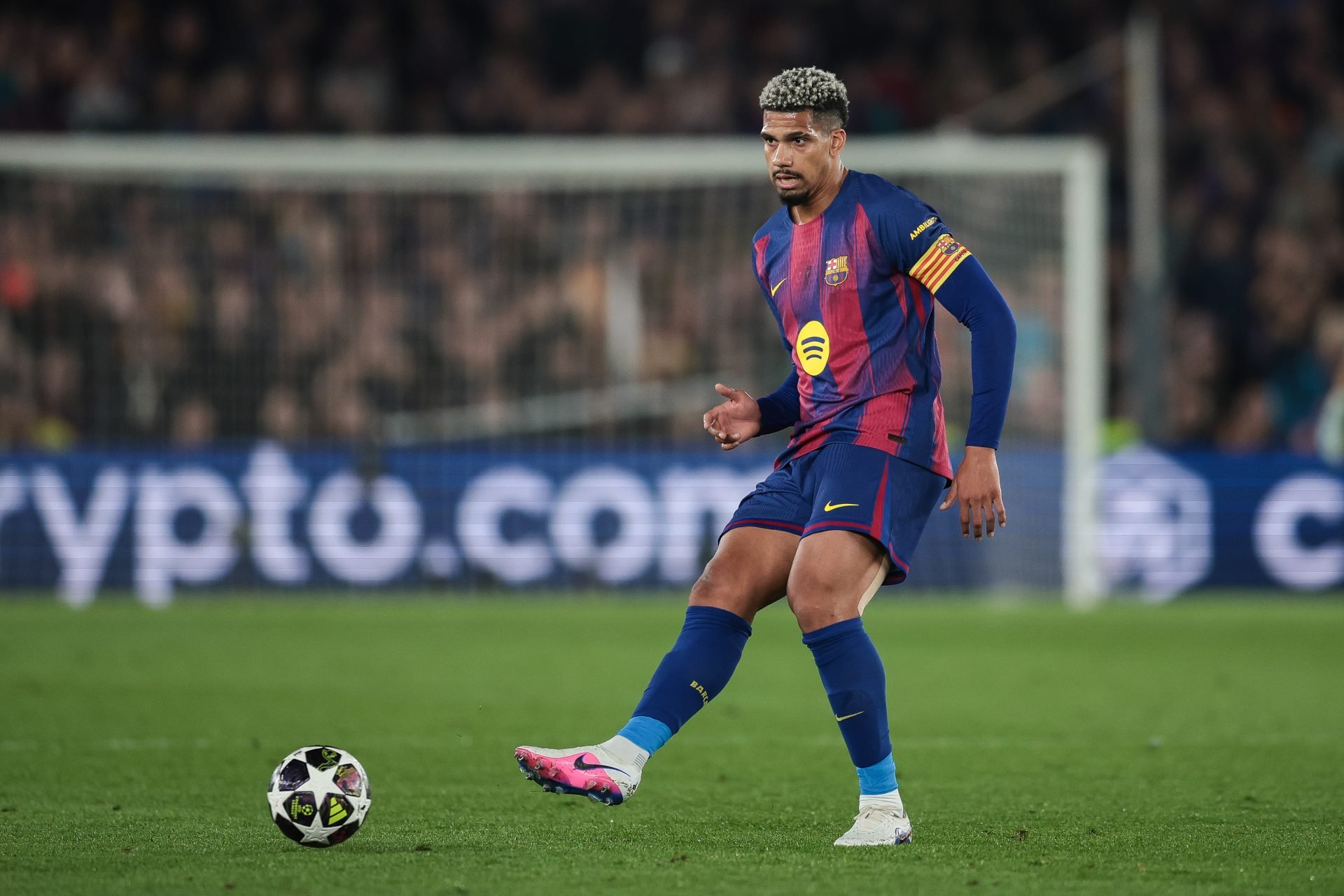Ronald Araújo pone rumbo a la Premier League cedido al Liverpool