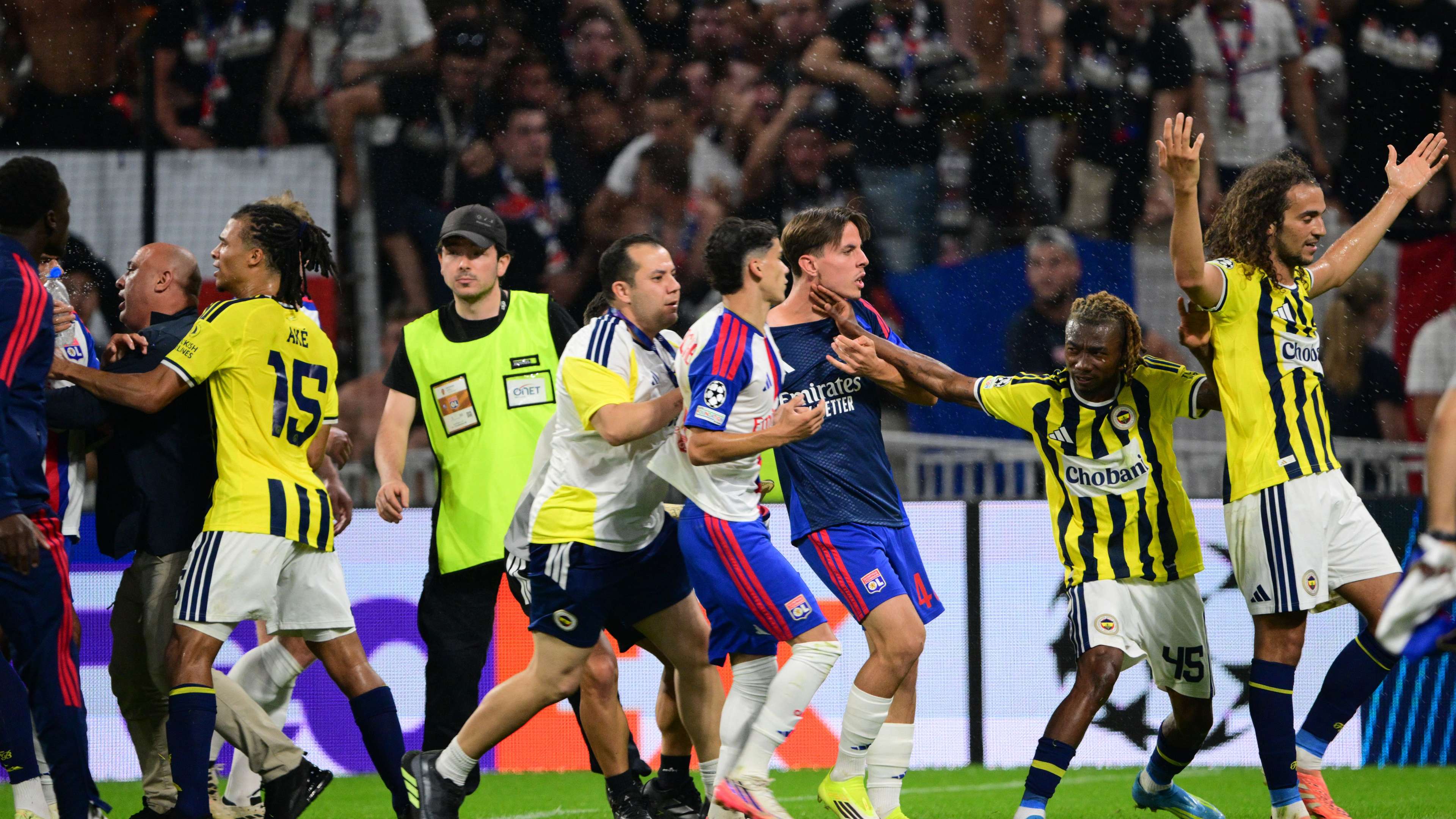 Agresiones, invasión de banquillos y caos en el Fenerbahçe - Lyon