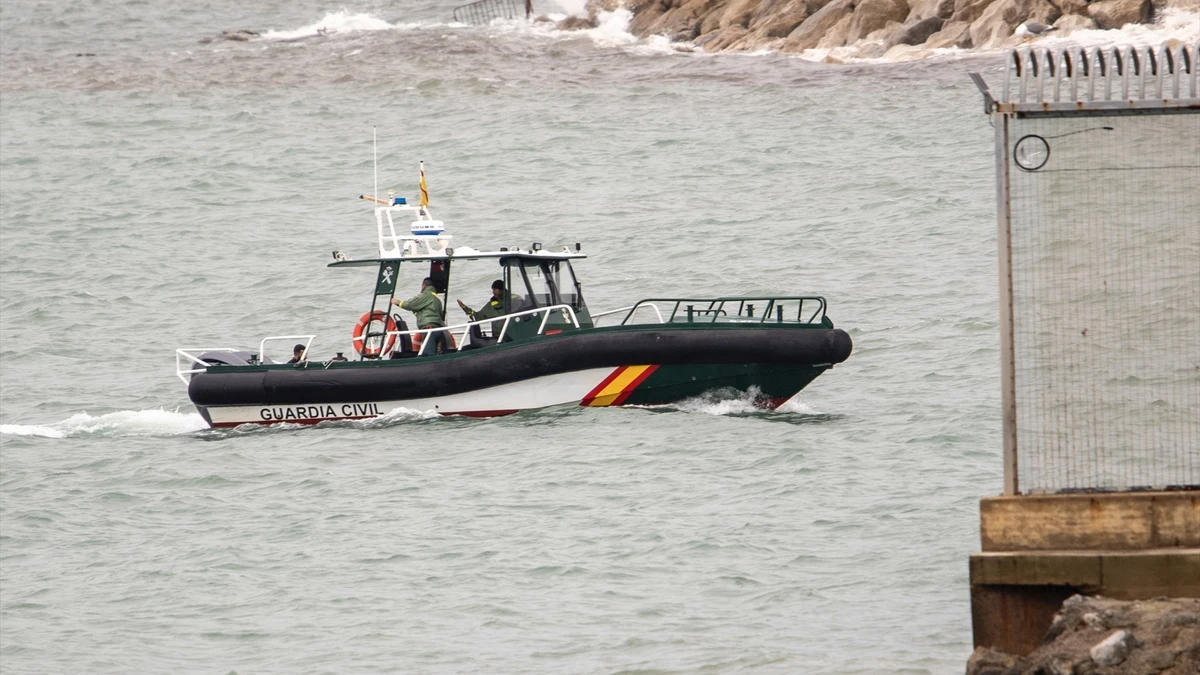 La Guardia Civil intercepta cinco embarcaciones con migrantes en Ceuta.