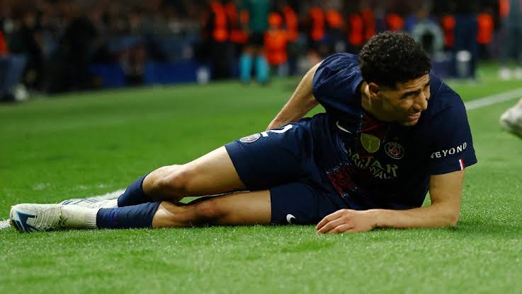 Hakimi abandona el terreno de juego por molestias musculares antes del descanso ante el Brest