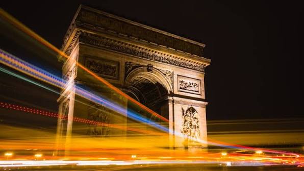 Francia restringe la circulación nocturna en barrios de París