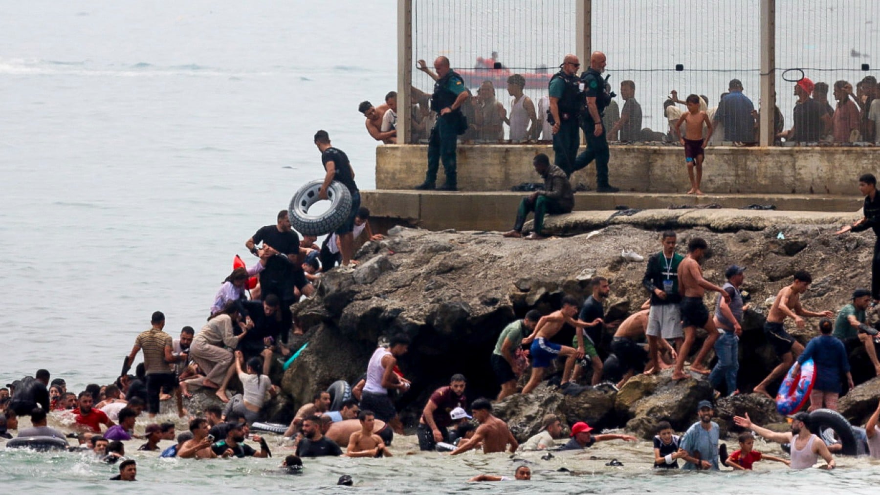 Nueve cuerpos recuperados frente a Ceuta en la mayor oleada migratoria desde 2021