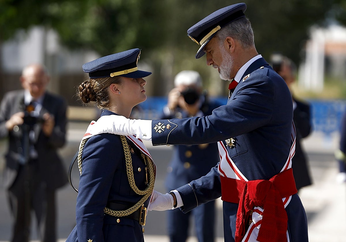 La misma cruz que su padre en 1988: Leonor concluye su formación militar con la Gran Cruz del Mérito Aeronáutico en San Javier